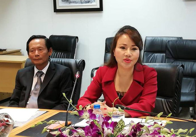 Chu Thi Binh (R), a ‘VIP’ depositor at Vietnamese lender Eximbank who had $10.8 million stolen from her savings books by a former bank leader. Photo: Tuoi Tre