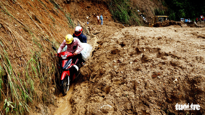 A road in Lai Chau Province is buried under mud and rocks. Photo: Tuoi Tre