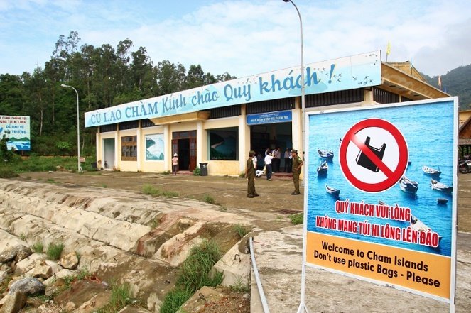 A sign on one of the Cham Islands asking visitors not to bring plastic bags onto the island. Photo: Tuoi Tre