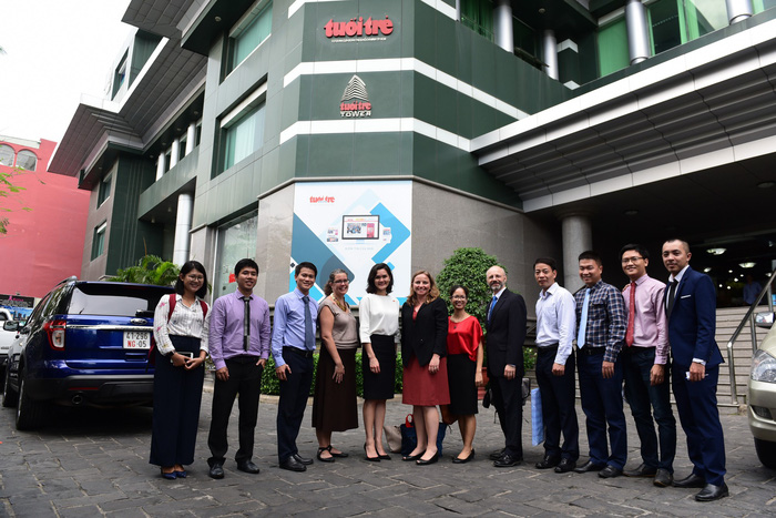 Michelle S. Giuda (fifth right), United States Assistant Secretary for Public Affairs, poses for a group photo at Tuoi Tre headquarters in Ho Chi Minh City on June 27, 2018. Photo: Tuoi Tre