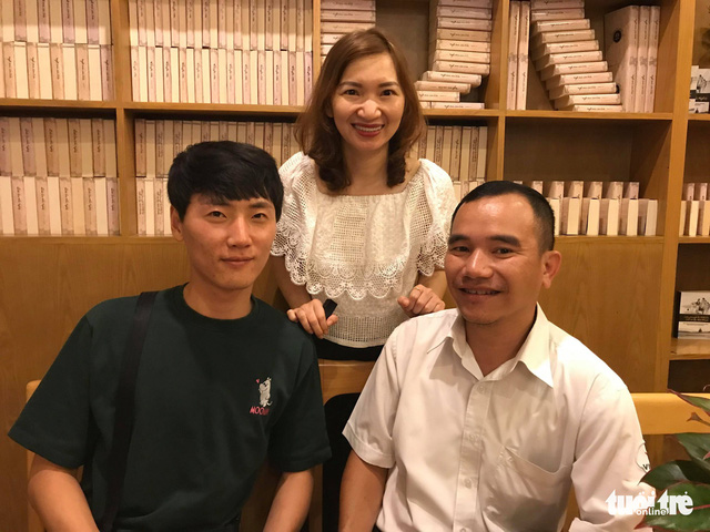 Clockwise from left to right: Shin Seung Hyun, interpreter Nguyen Minh Chau, and Nguyen Le Minh Duc, pose for photos at a restaurant in Ho Chi Minh City, Vietnam, June 27, 2018. Photo: Tuoi Tre