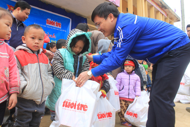 A Tuoi Tre employee presents gifts to impoverished children in Thanh Hoa Province in northern Vietnam ahead of the 2018 Lunar New Year. Photo: Tuoi Tre