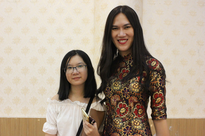 A transgender woman (R) and her daughter attend the 'Listen to transgender people' event in Hanoi on June 28, 2018. Photo: Tuoi Tre