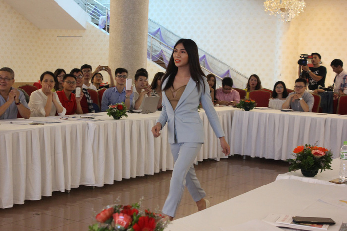 Lo La Nam demonstrates her catwalk skills at the 'Listen to transgender people' event in Hanoi on June 28, 2018. Photo: Tuoi Tre