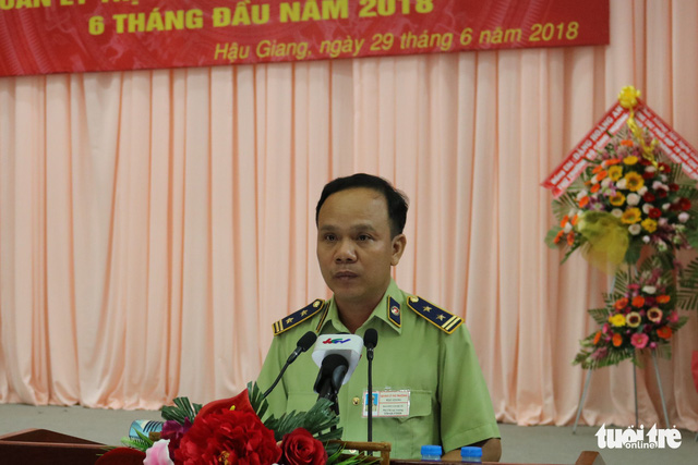 Nguyen Van Be Tu, deputy head of the Market Management Department in the Mekong Delta province of Hai Giang, speaks at the meeting. Photo: Tuoi Tre