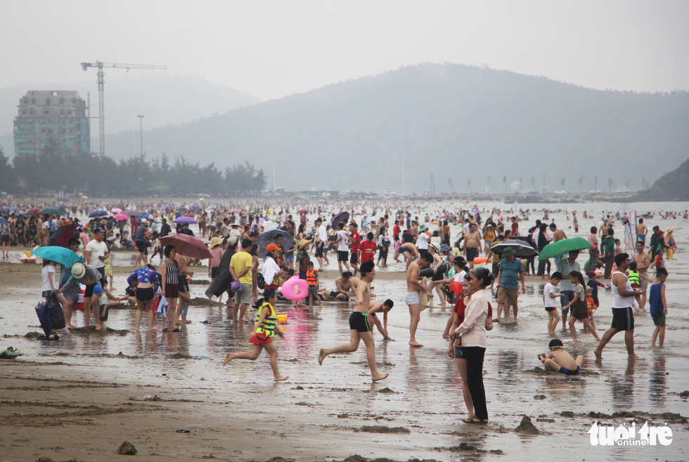 People flock to Cua Lo Beach in Nghe An Province to cool themselves off