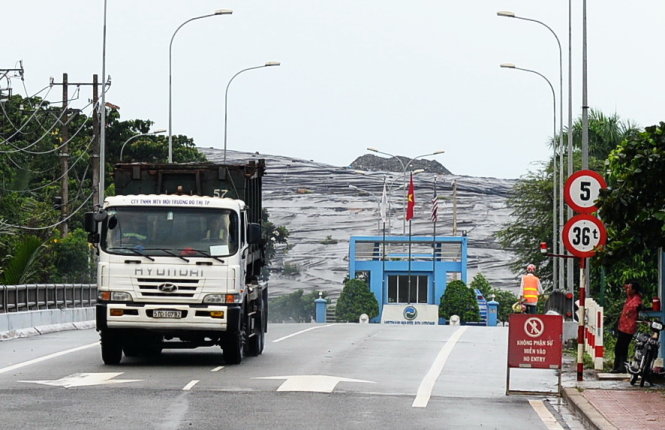 A truck runs from the Da Phuoc Landfill in Ho Chi Minh City, Vietnam. Photo: Tuoi Tre
