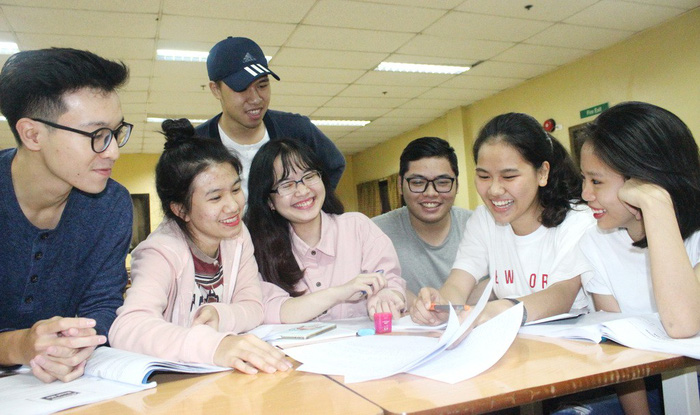Vietnamese students study English at a school in Bagulo City, the Philippines. Photo: Tuoi Tre