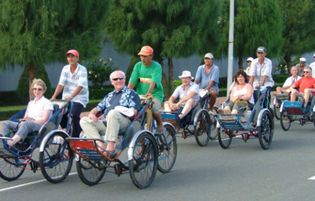 Foreign tourists take a ride on pedicabs in the resort city of Hoi An in the central Vietnamese province of Quang Nam. Photo: Tuoi Tre