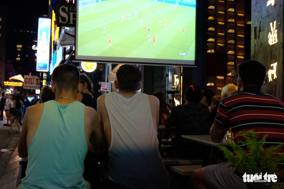 Foreign patrons watch a 2018 FIFA World Cup match in Ho Chi Minh City, Vietnam, June 29, 2018. Photo: Tuoi Tre