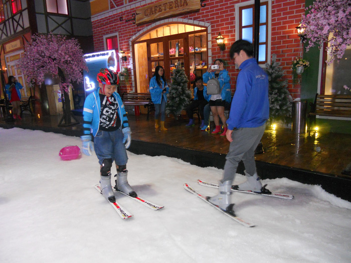 Children are seen skiing at a 'snow town' in Ho Chi Minh City. Photo: Tuoi Tre