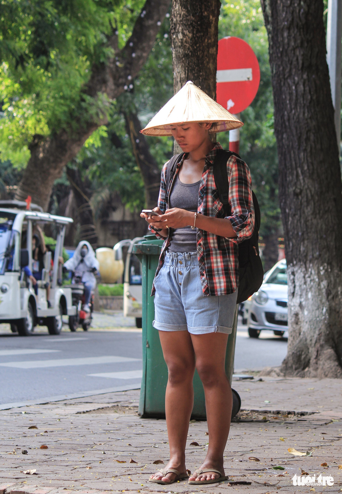 A foreign woman knit her brows under the sweltering heat in Hanoi. Photo: Tuoi Tre