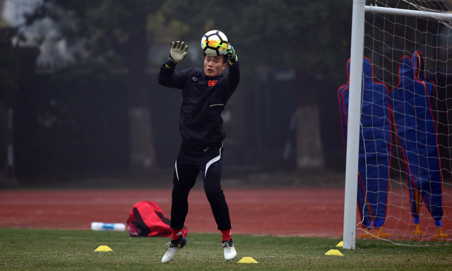Vietnamese goalkeeper Bui Tien Dung is pictured during a training session. Photo: Tuoi Tre