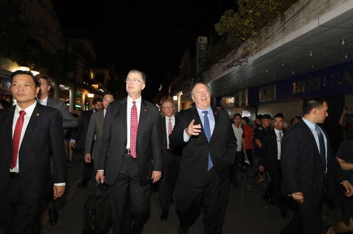 U.S. Secretary of State Mike Pompeo (R) and U.S. Ambassador to Vietnam Daniel Kritenbrink are pictured in downtown Hanoi. Photo: Tuoi Tre