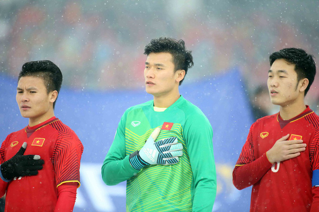 Vietnamese goalkeeper Bui Tien Dung (C) stands for the national anthem of Vietnam during the final game of the 2018 AFC U23 Championship in China on January 27, 2018. Photo: Tuoi Tre
