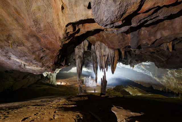 A marvelous scene inside Va cave in Quang Binh, central Vietnam. Photo: Oxalis