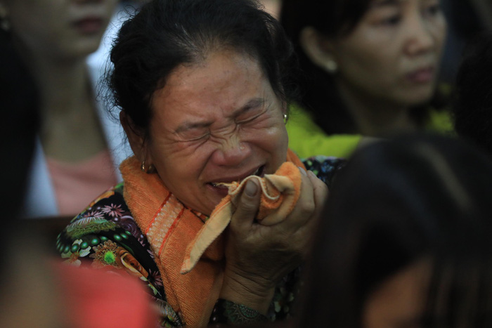 Mai Thi Hien, sister of Mai Thi Hong, cries as she listens to details of her sister's murder at a court in Ho Chi Minh City on July 9, 2017. Photo: Tuoi tre