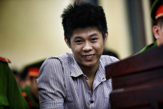Nguyen Huu Tinh smiles at the camera as he waits for the ruling on his case at a court in Ho Chi Minh City on July 9, 2018. Photo: Tuoi Tre