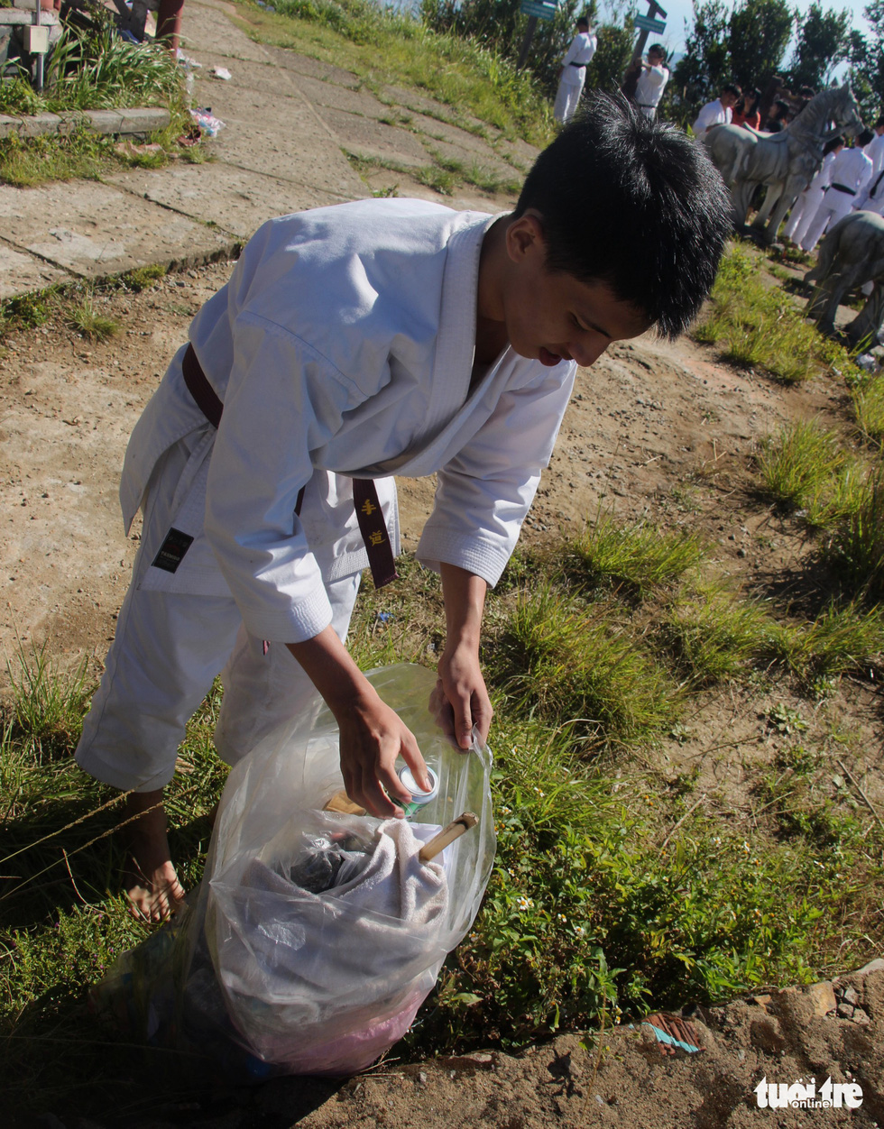 A karate student collects garbage following a practice session in the Bach Ma (‘White Horse’) Mountain in Thua Thien-Hue Province, Vietnam. Photo: Tuoi Tre