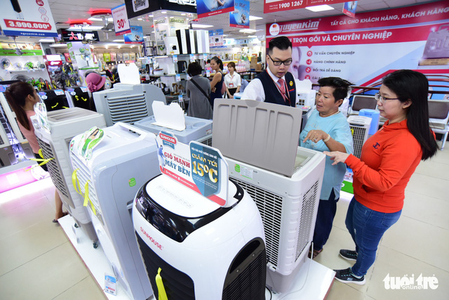 Customers shop at Nguyen Kim store on Tran Hung Dao Street in Ho Chi Minh City’s District 1. Photo: Tuoi Tre
