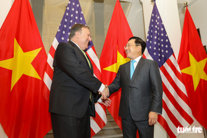 Secretary of State Mike Pompeo shakes hands with Deputy Premier and Minister of Foreign Affairs Pham Binh Minh. Photo: Tuoi Tre