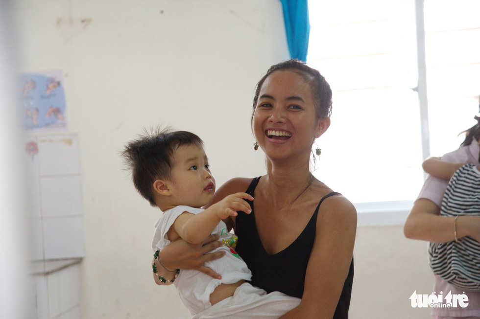 Hien Munier plays with orphaned children at the Child Protection Center of Go Vap District, Ho Chi Minh City. Photo: Tuoi Tre