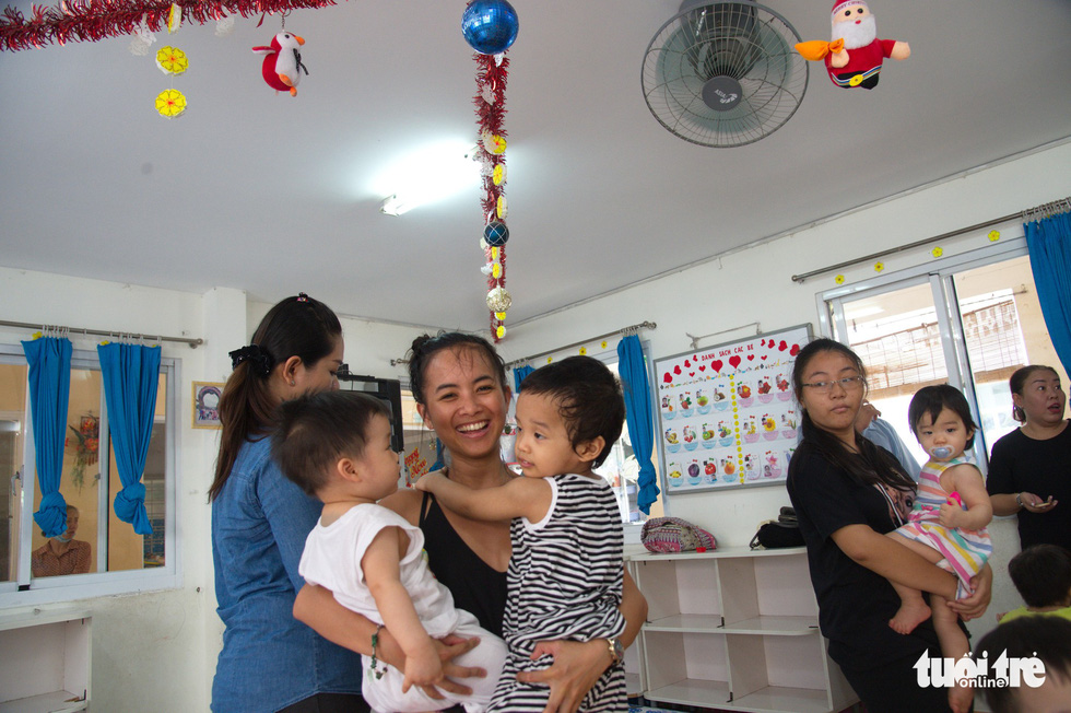 Hien Munier plays with orphaned children at the Child Protection Center of Go Vap District, Ho Chi Minh City. Photo: Tuoi Tre
