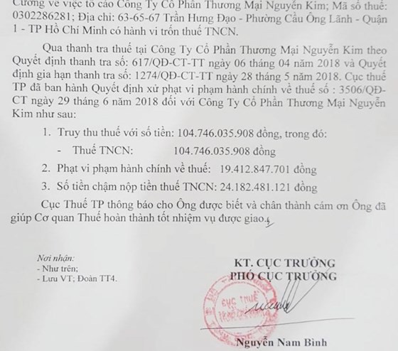 A photo captures the fine decision by the Ho Chi Minh City tax department.