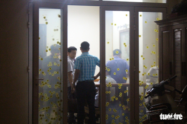 Officers search Pham Dinh Trong’s house in Hanoi on July 10, 2018. Photo: Tuoi Tre