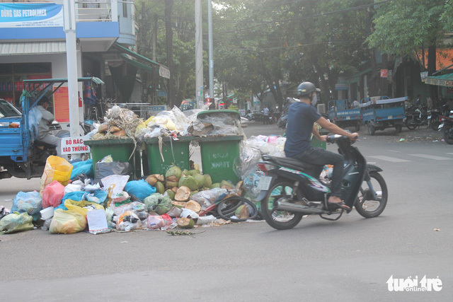Rubbish piles up along a street in Quang Ngai City. Photo: Tuoi Tre