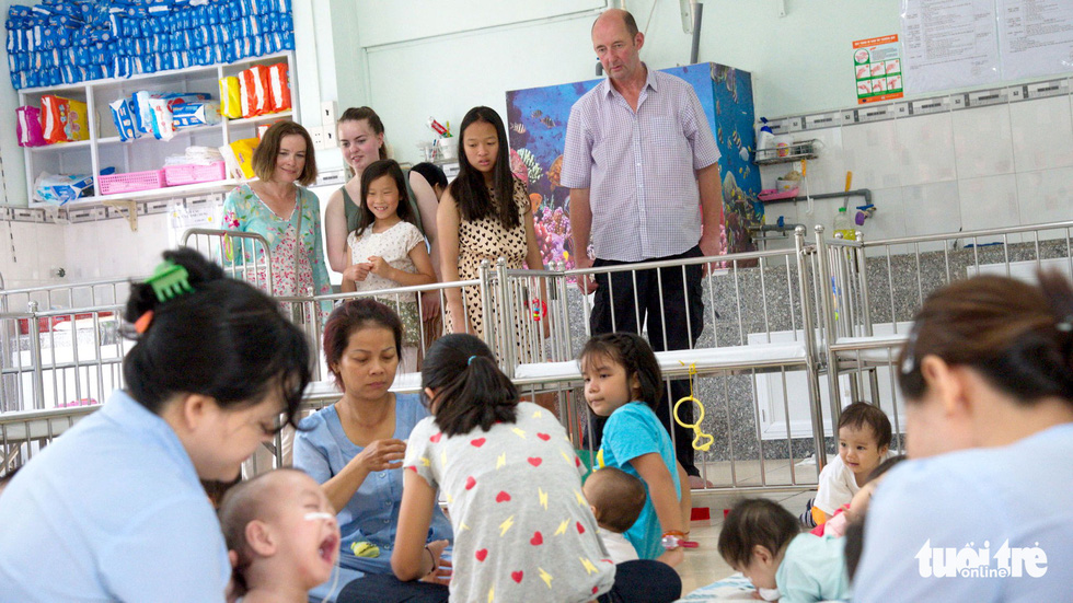 Irish couple Suzanne and David Doran take their three daughters to visit the Child Welfare and Protection Center of Go Vap District in Ho Chi Minh City. Photo: Tuoi Tre