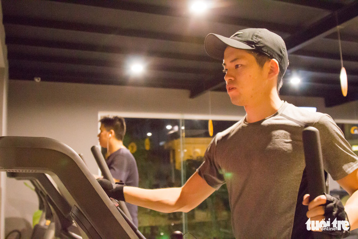 Late-night workouts help to release stress. Photo: Tuoi Tre