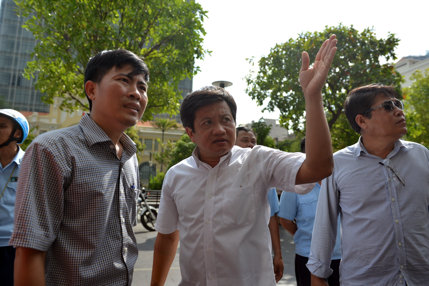 Doan Ngoc Hai gestures during a sidewalk crackdown in Ho Chi Minh City. Photo: Tuoi Tre