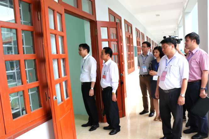 Ministry of Education and Training officials inspect a testing venue in Ha Giang Province during the 2018 National High School Examination. Photo: Tuoi Tre