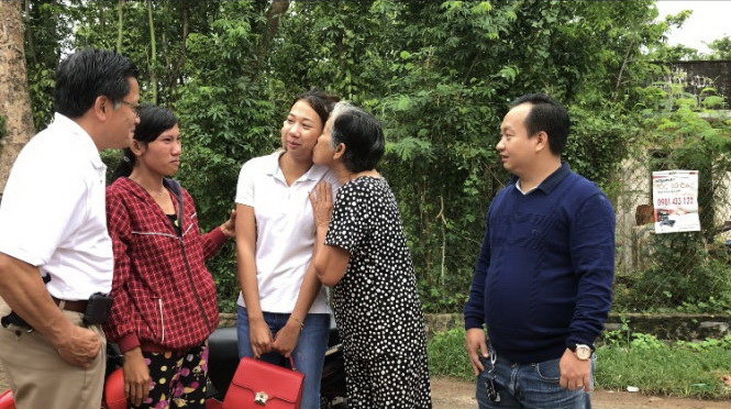 Do Thi Chiem (2nd from R) kisses Amandine when they meet on July 14, 2018 in the southern province of Ba Ria - Vung Tau. Photo: Tuoi Tre