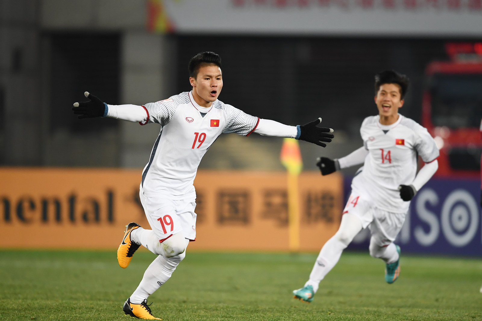 Striker Nguyen Quang Hai (L) celebrates after scoring a goal during the 2018 AFC U23 Championship in China. Photo: Reuters