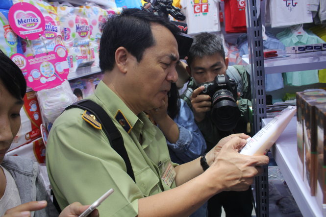 Tran Hung, deputy director of Market Surveillance Agency, leads the inspection at the Con Cung outlet at 78 Ton That Tung Street, District 1, Ho Chi Minh City on July 22, 2018. Photo: Tuoi Tre