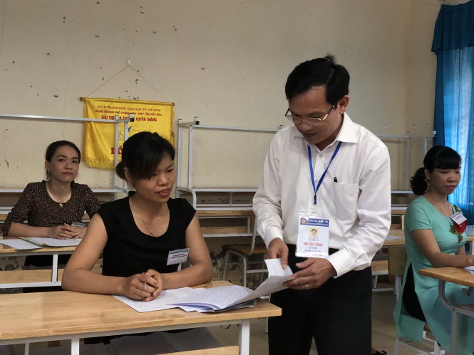 Teachers are asked to re-mark literature answers by candidates of the 2018 National High School Exam in Vietnam. Photo: Tuoi Tre