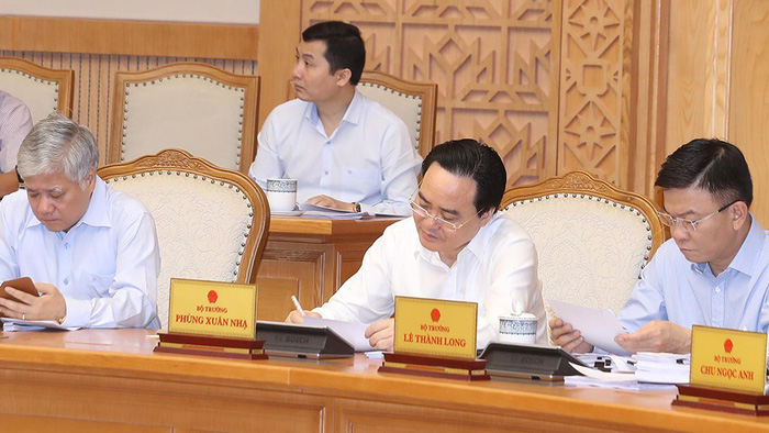 Vietnamese Minister of Education and Training Phung Xuan Nha (second right) attends a regular government meeting in Hanoi on August 1, 2018. Photo: Tuoi Tre