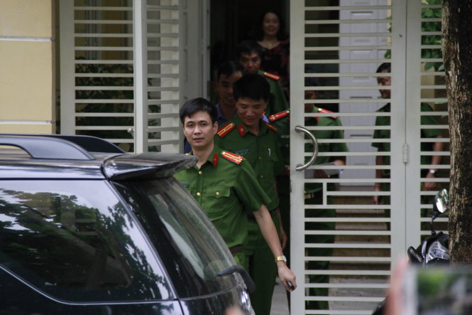 Police officers search the residence of Huynh Tan Loc, general director of Da Nang Trimexco Company, on the afternoon of August 9, 2018. Photo: Tuoi Tre