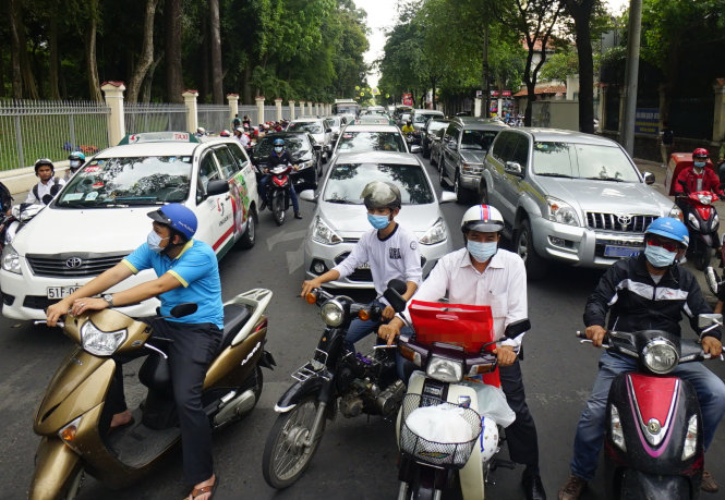 A long line of vehicles is seen on Nguyen Thi Minh Khai Street in District 1, Ho Chi Minh City. Photo: Tuoi Tre