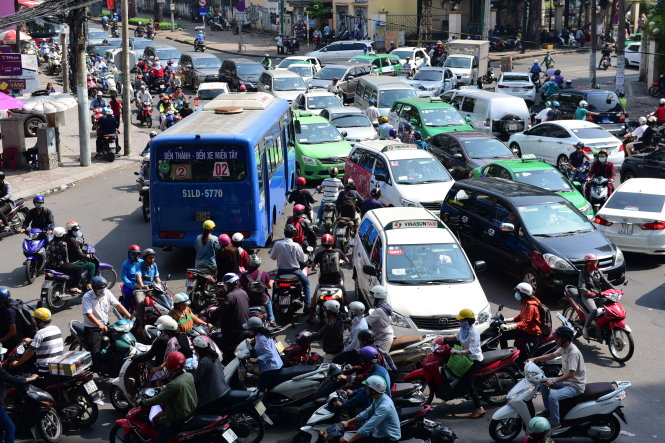 Vehicles are stuck in a traffic congestion at a busy intersection in District 3, Ho Chi Minh City. Photo: Tuoi Tre