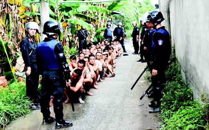 A group of drug addicts are apprehended after breaking out of the center on August 11, 2018. Photo: Tuoi Tre