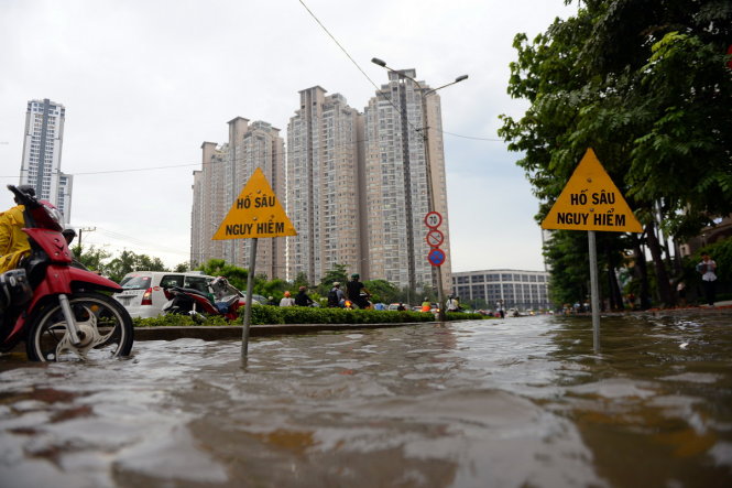 A section of Nguyen Huu Canh Street is inundated after the rain. Photo: Tuoi Tre