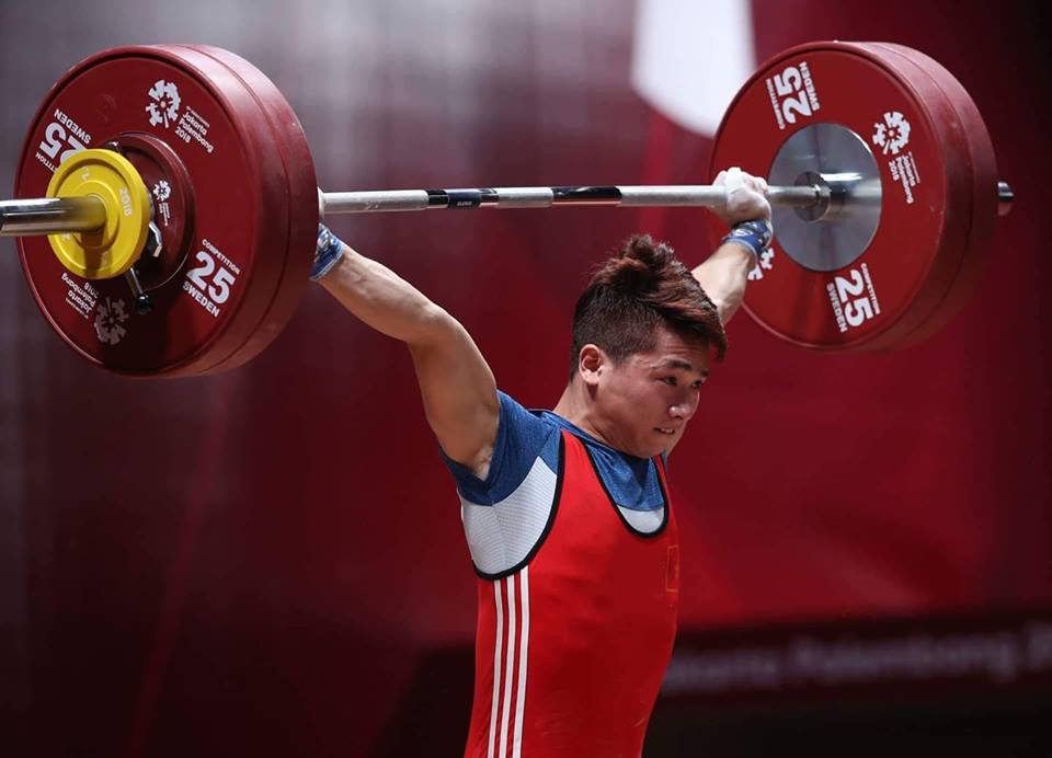 Weightlifter Trinh Van Vinh wins a silver medal in the men’s 62kg event. Photo: Tuoi Tre