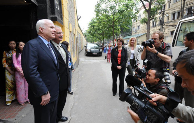 Senator John McCain visits Hanoi in April 2009. Photo: Tuoi Tre