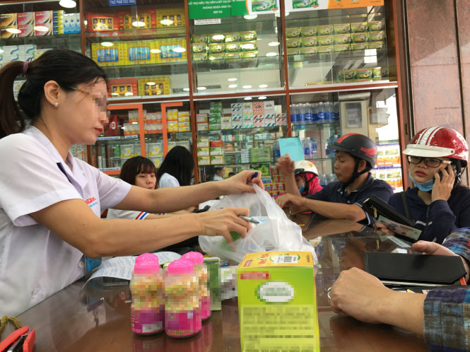 Ho Chi Minh City residents purchase over-the-counter medicine at a drug store in District 1. Photo: Tuoi Tre