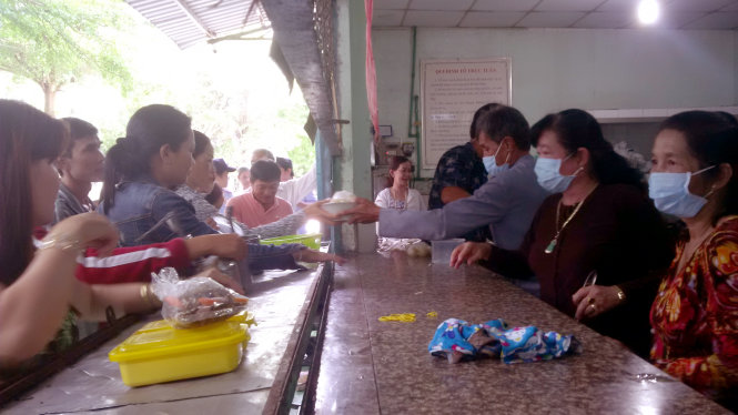 Patients receive free food from the charitable organization at the Binh Minh General Hospital in Vinh Long Province, southern Vietnam. Photo: Tuoi Tre