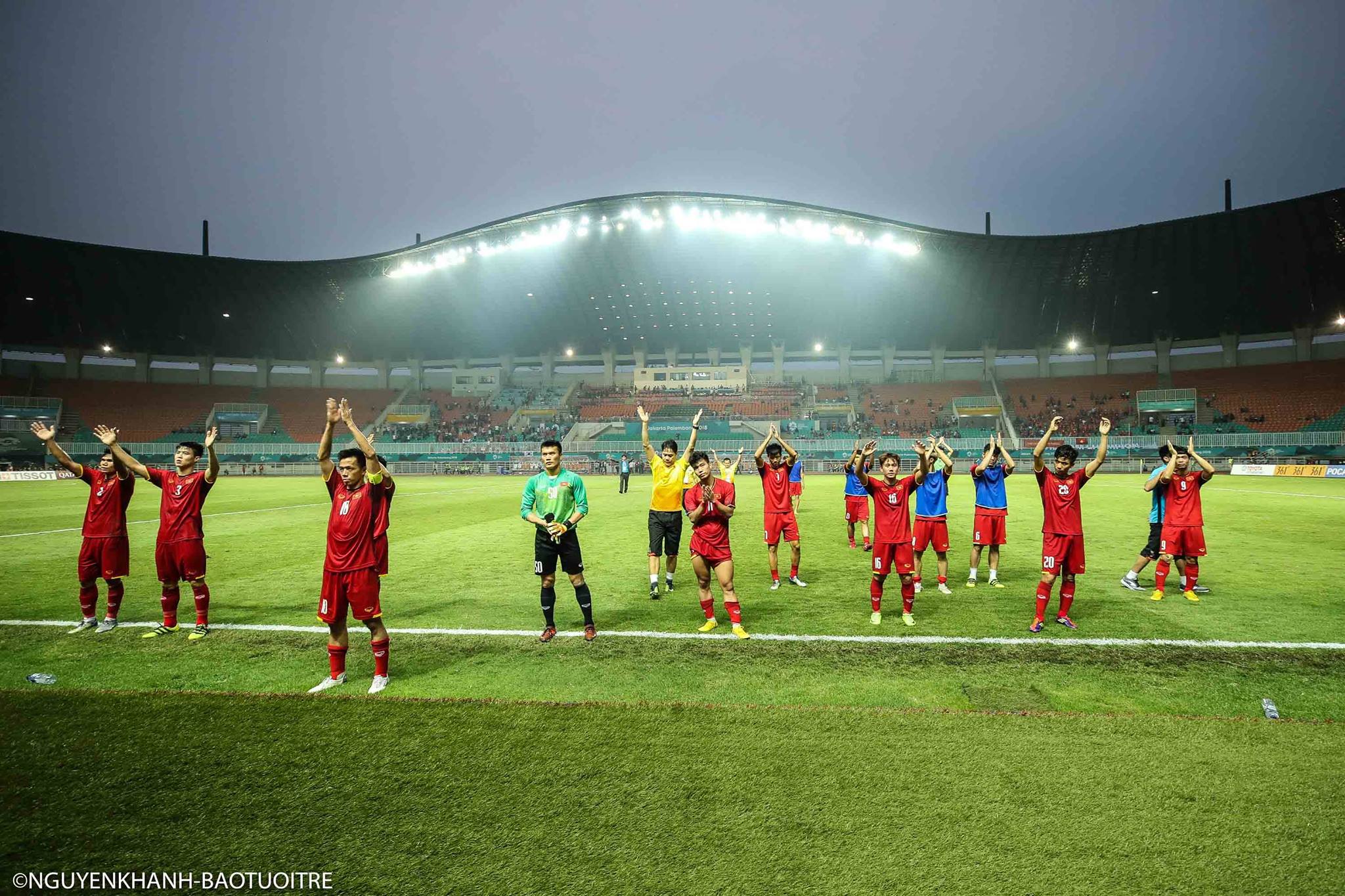 Vietnam’s men football team clap their hands to show their gratitude to supporters after the semifinal against South Korea in Indonesia on August 30, 2018. Photo: Tuoi Tre