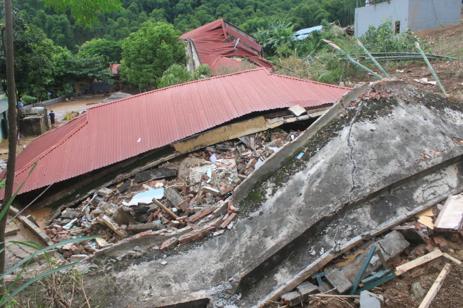 An elementary school in north-central Thanh Hoa Province collapses due to severe floods. Photo: Tuoi Tre